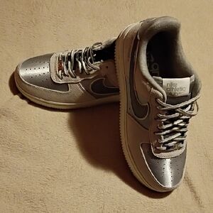 Nike Women's Silver and Gray Athletic Shoes